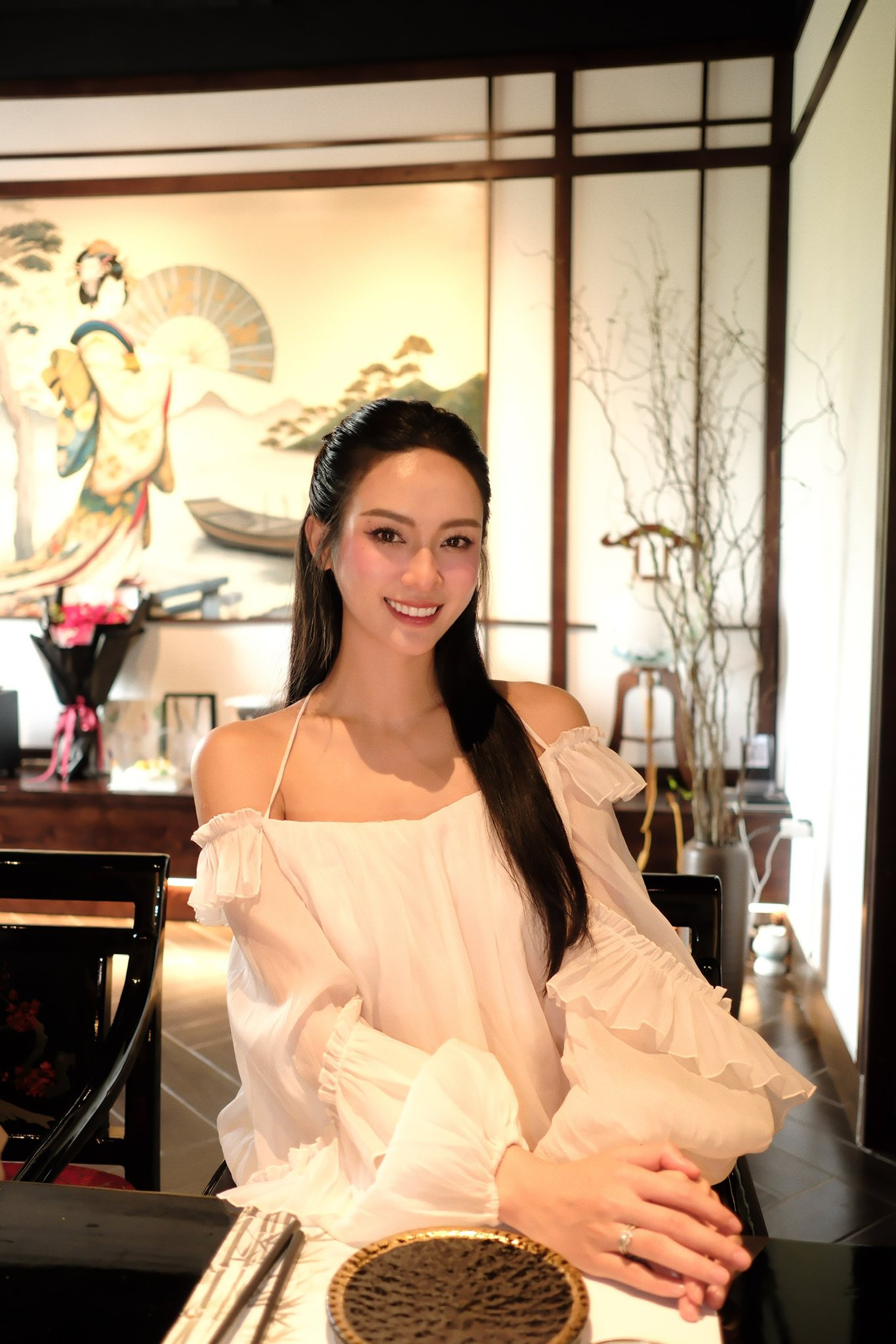 Sau khi bị tóm dính về chung xe với doanh nhân Đức Phạm, Á hậu Vbiz: