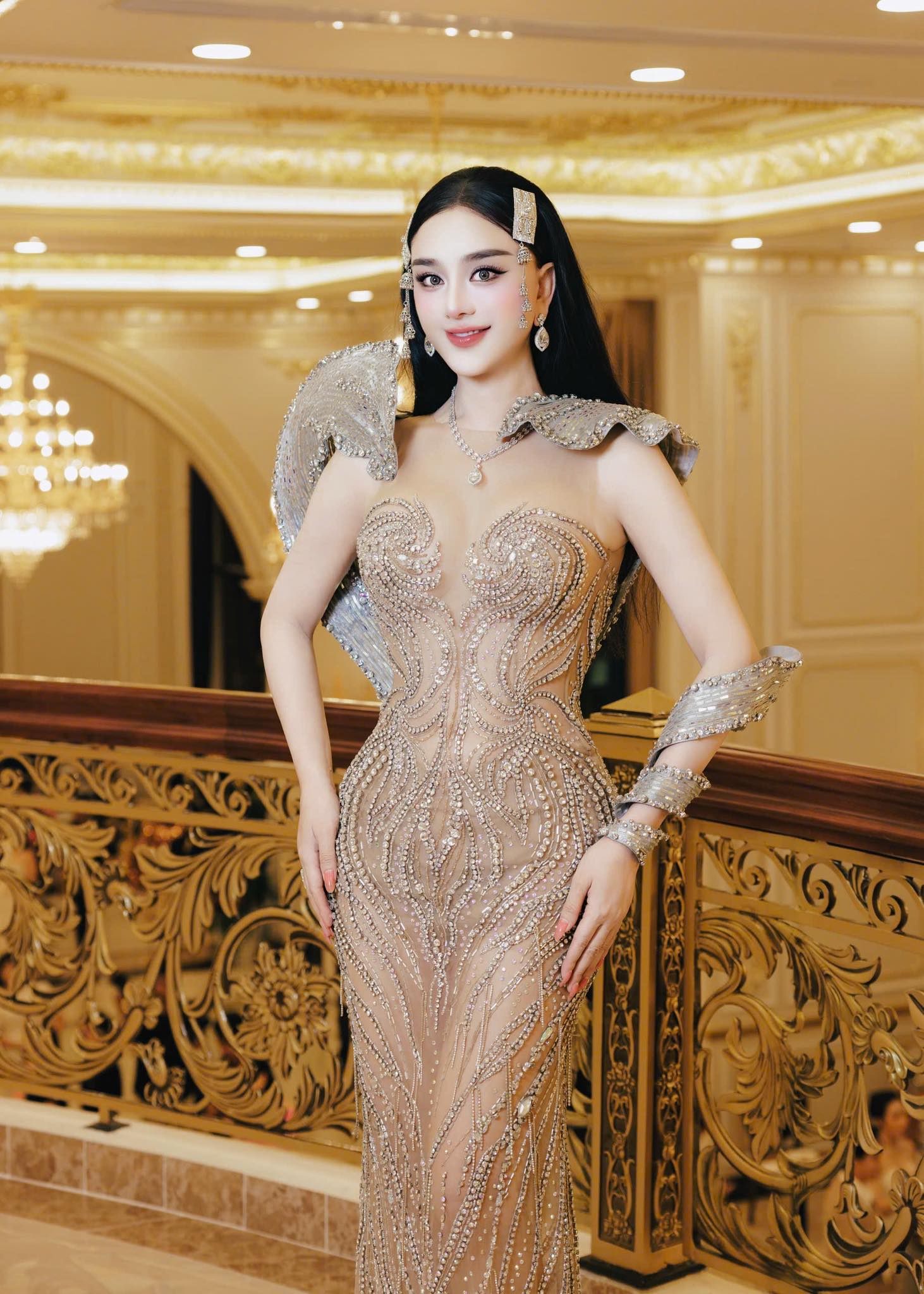 Nghệ sĩ chuyển giới cầm 30 tỷ tiền mặt đi mua biệt thự ở TP.HCM, U50 làm mẹ đơn thân, lận đận tình duyên- Ảnh 3. Nghệ sĩ chuyển giới cầm 30 tỷ tiền mặt đi mua biệt thự ở TP.HCM, U50 làm mẹ đơn thân, lận đận tình duyên- Ảnh 3.