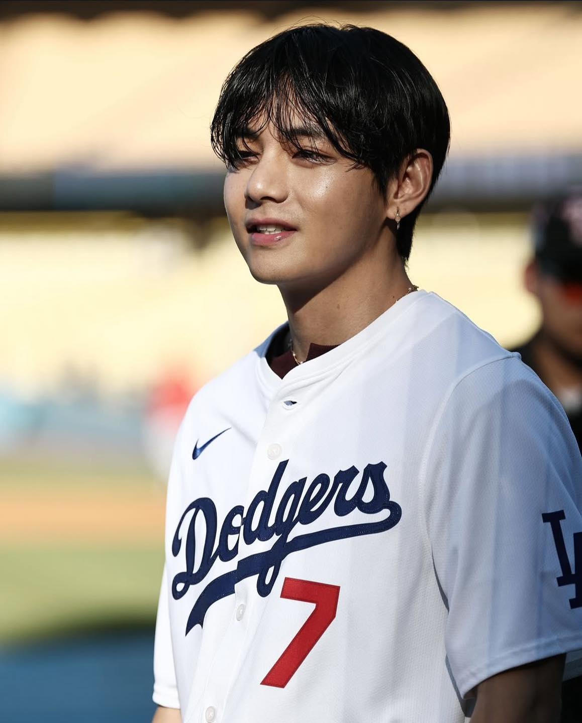 V (BTS) siêu manly, dáng đẹp lại còn ném bóng đỉnh thế này, phong thần bao nhiêu cũng không đủ!- Ảnh 4.