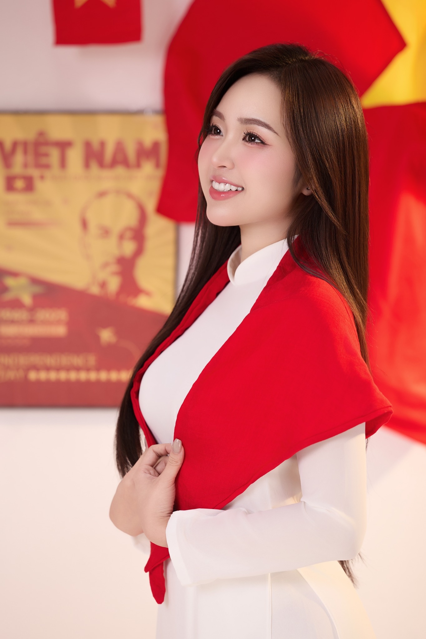 Lê Phương Anh gây bất ngờ: Diện áo dài, khoe nhan sắc đằm thắm- Ảnh 4.