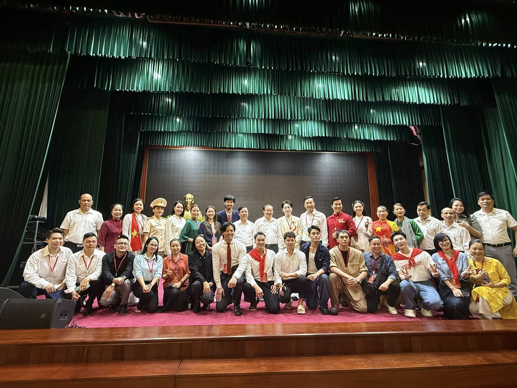 Hoàng Thuỳ Linh - Đen Vâu, NSND Xuân Bắc và dàn sao Việt tham gia lễ viếng Lăng Bác- Ảnh 9.