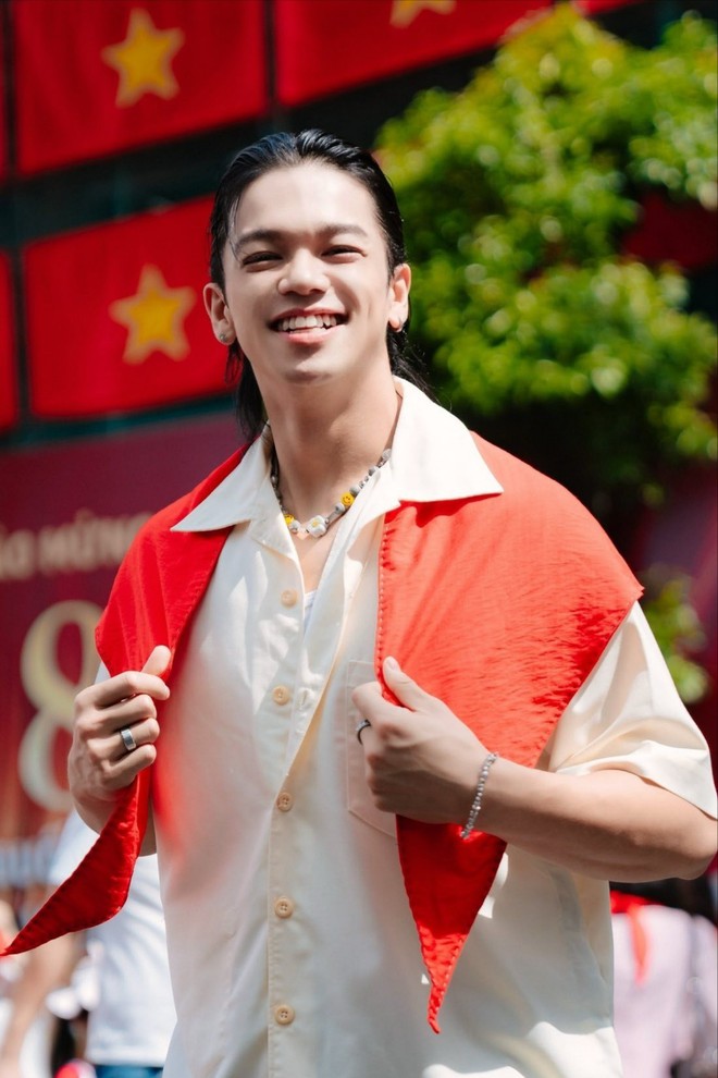 Nghệ sĩ Việt rộ trào lưu thời trang yêu nước- Ảnh 14.