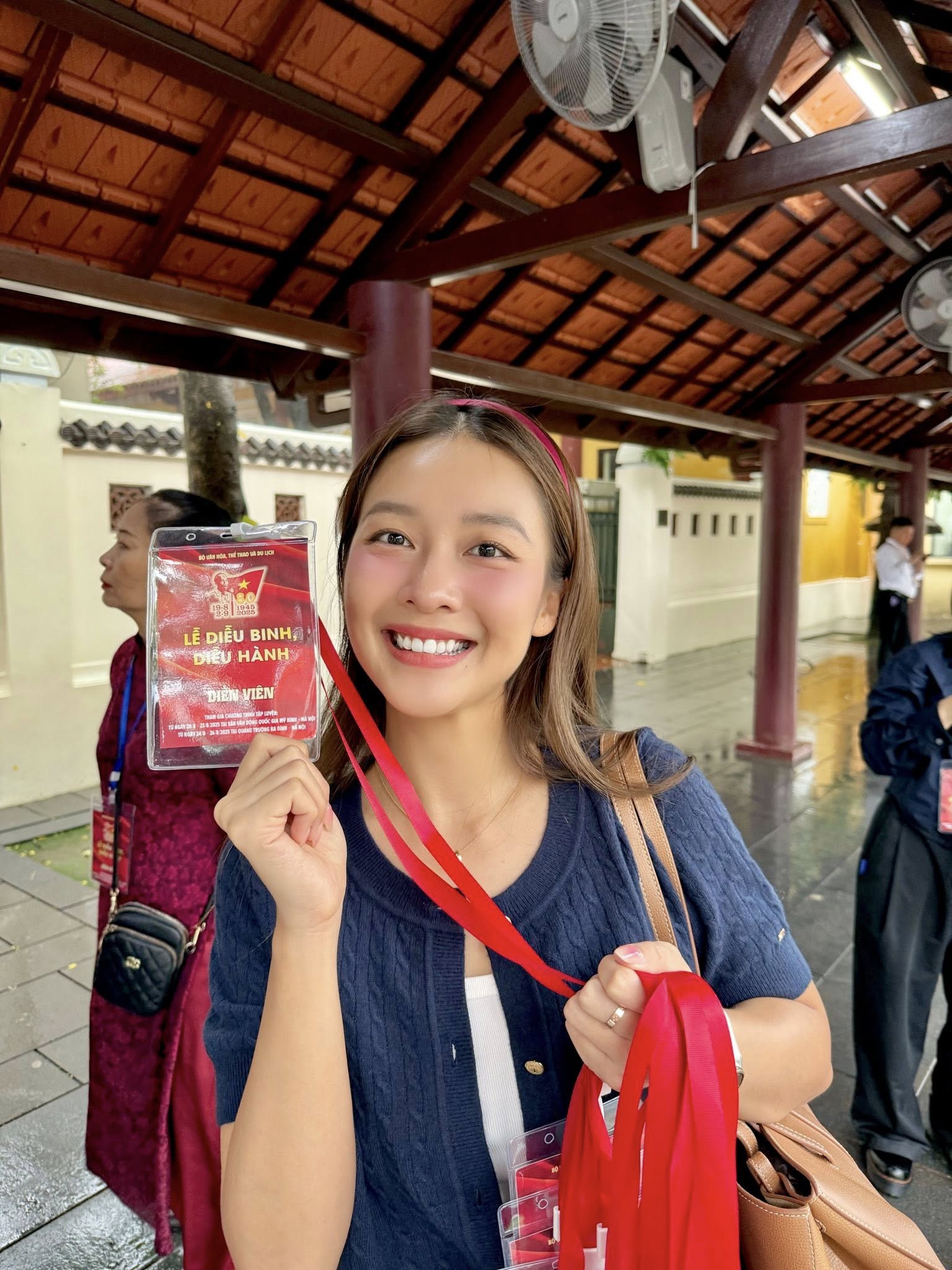 Hoàng Thuỳ Linh - Đen Vâu, NSND Xuân Bắc và dàn sao Việt tham gia lễ viếng Lăng Bác- Ảnh 4.