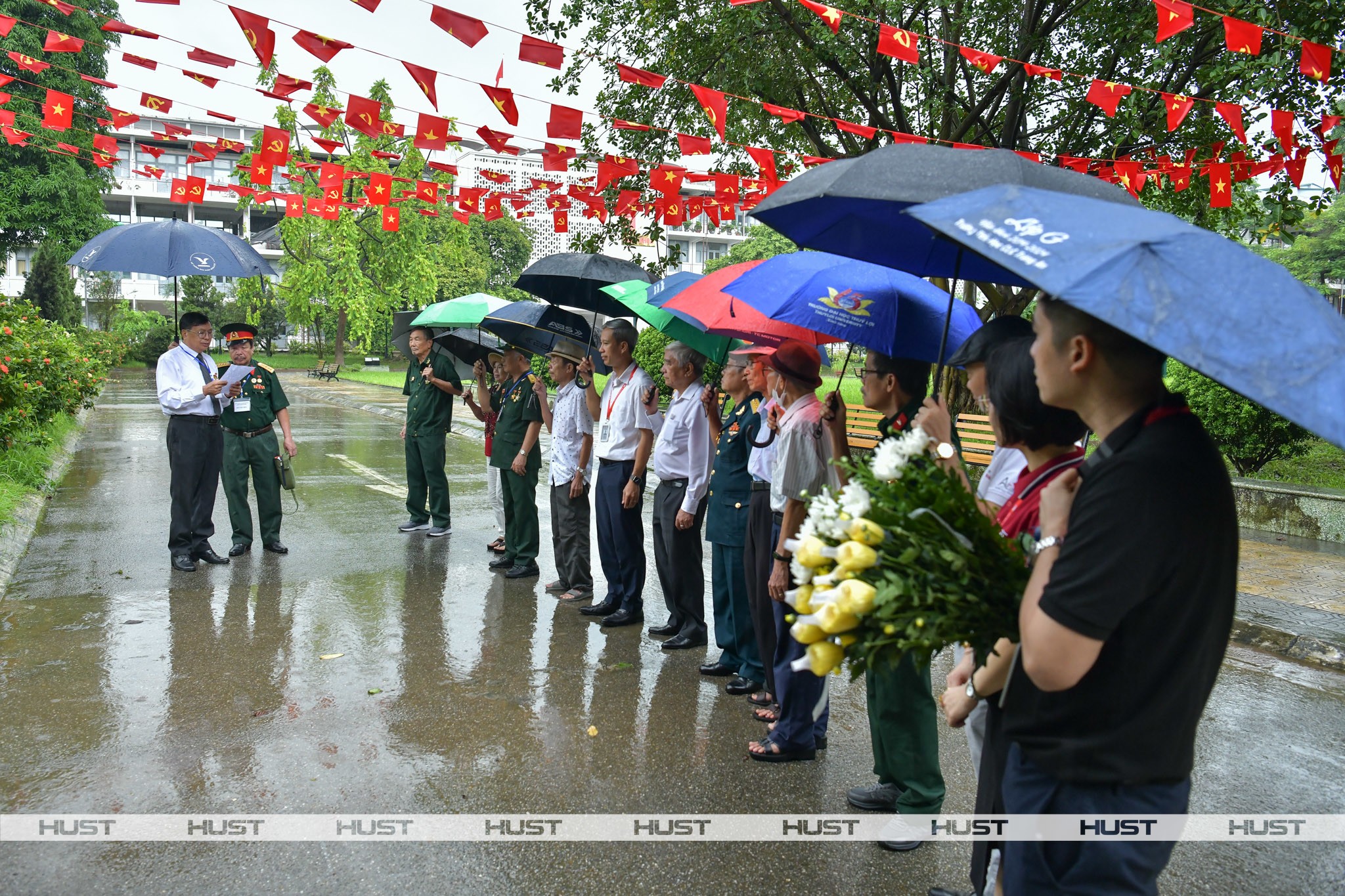 Cựu sinh viên - cựu chiến binh và GS. Lê Anh Tuấn - Bí thư Đảng ủy, Chủ tịch Hội đồng đại học Đại học Bách khoa Hà Nội cùng các cán bộ, giảng viên Đại học thành kính dâng hoa tại Tượng đài “Cán bộ, sinh viên Bách khoa xếp bút nghiên lên đường bảo vệ Tổ quốc”