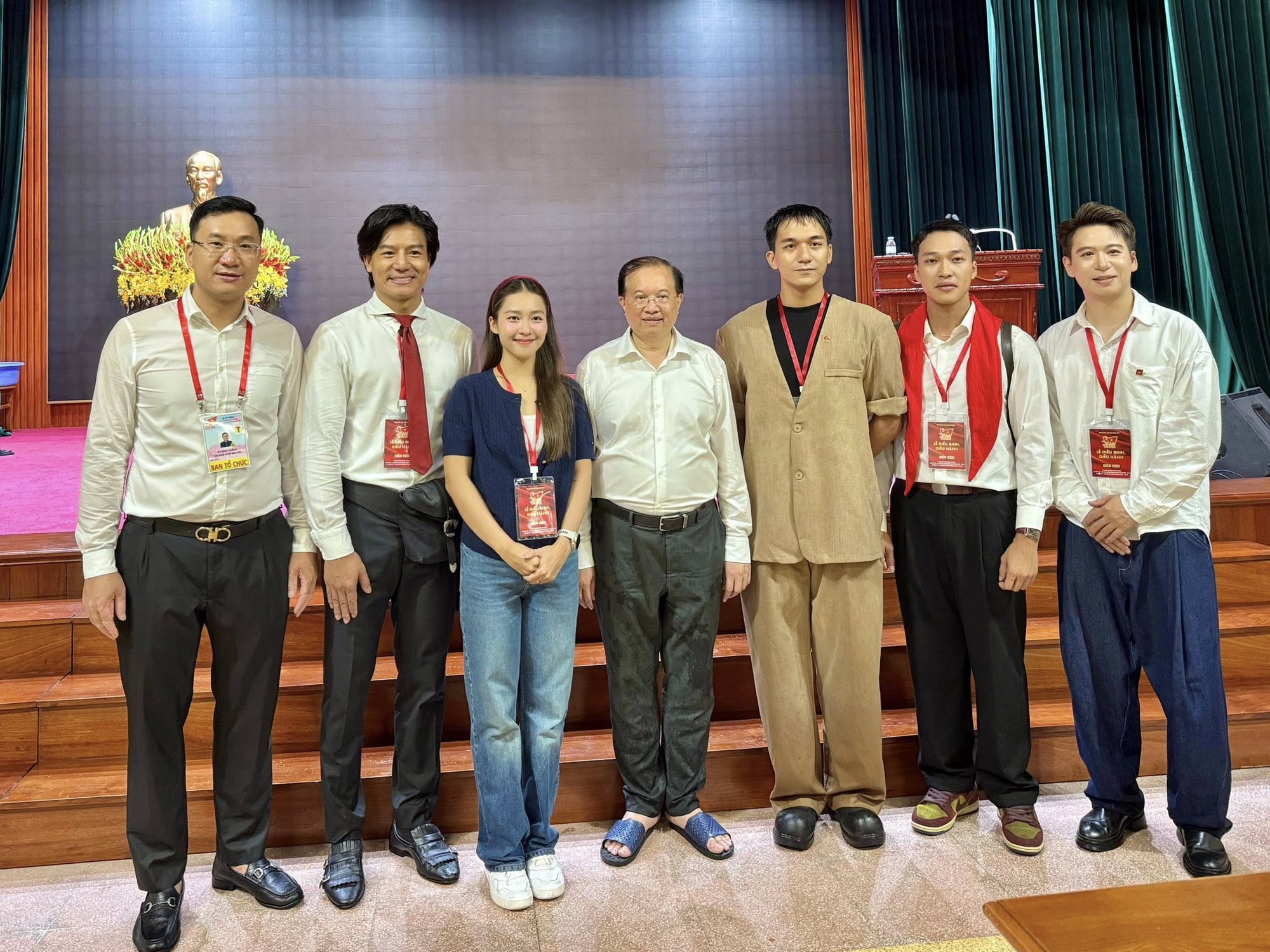 Hoàng Thuỳ Linh - Đen Vâu, NSND Xuân Bắc và dàn sao Việt tham gia lễ viếng Lăng Bác- Ảnh 8.