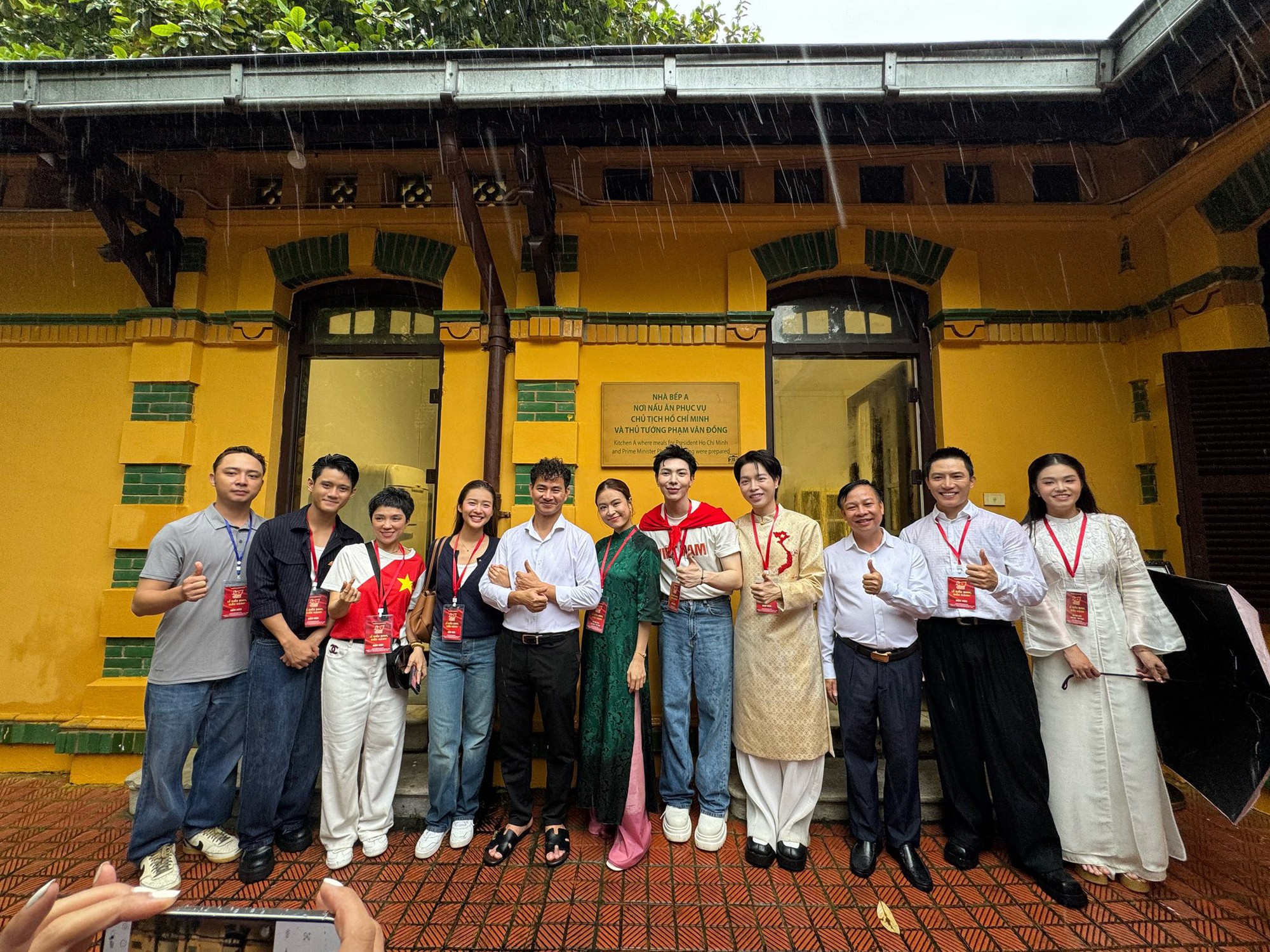 Hoàng Thuỳ Linh - Đen Vâu, NSND Xuân Bắc và dàn sao Việt tham gia lễ viếng Lăng Bác- Ảnh 7.