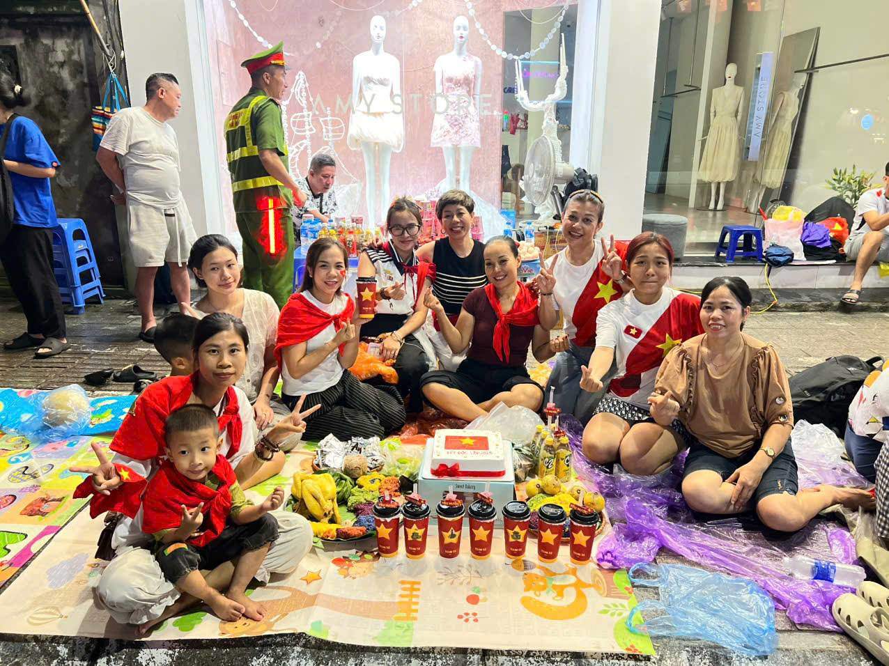 539601581_2677859389223702_4115726157582335168_n-1756477820-910-width1276height956 Chị Hà nhập cùng nhóm bạn ở Hà Nội để chờ xem diễu binh