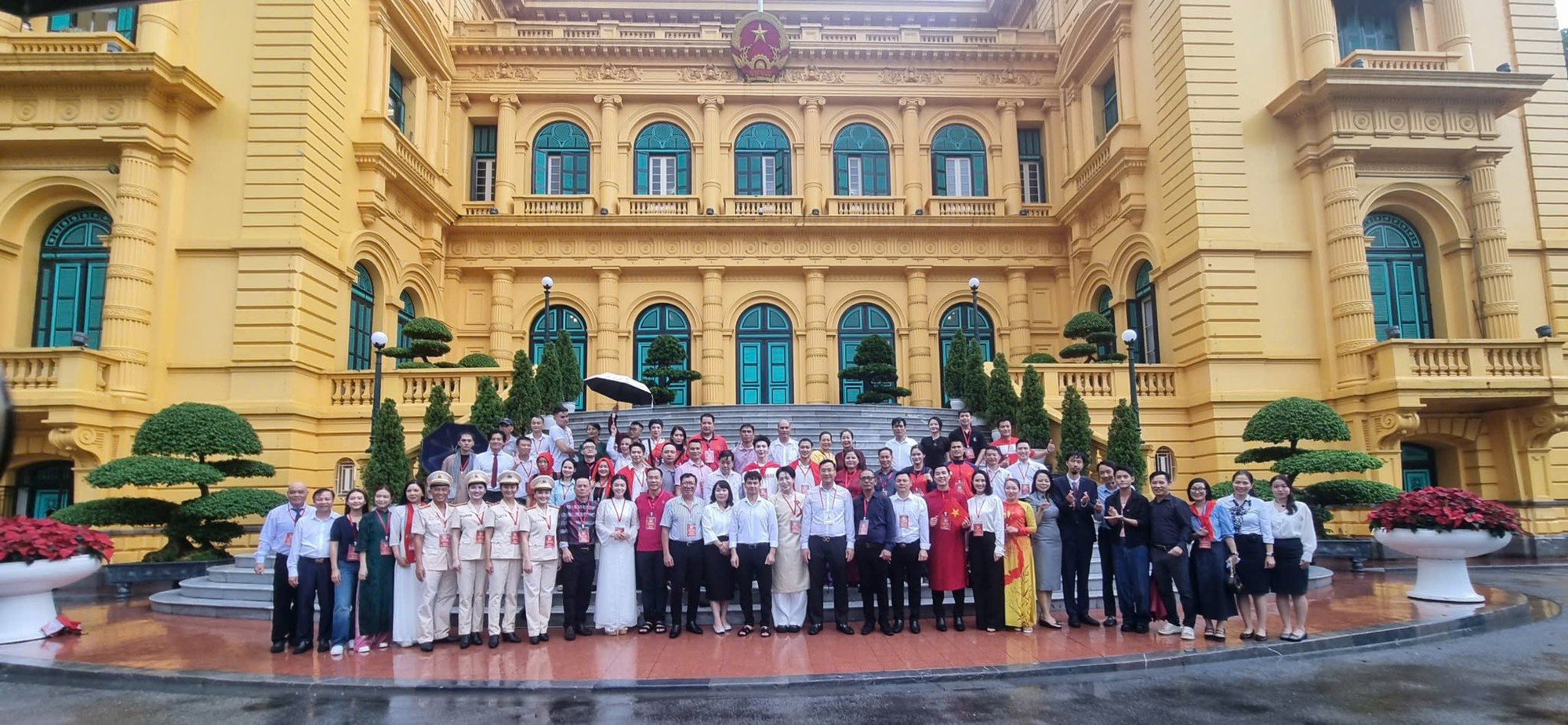 Hoàng Thuỳ Linh - Đen Vâu, NSND Xuân Bắc và dàn sao Việt tham gia lễ viếng Lăng Bác- Ảnh 10.