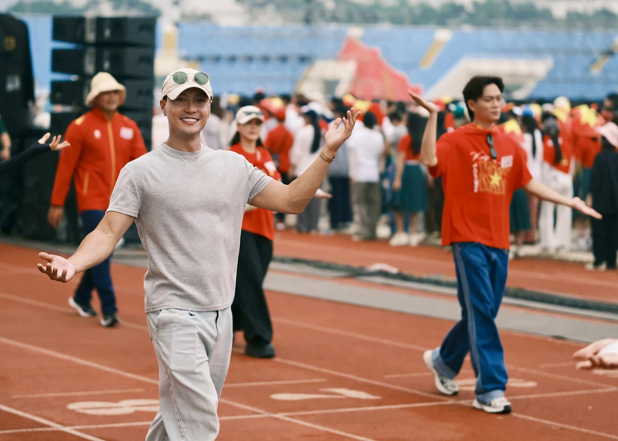 Bắt cận visual Hoàng Thuỳ Linh khi đi tập luyện diễu hành, có 1 hành động ghi điểm mạnh- Ảnh 8.