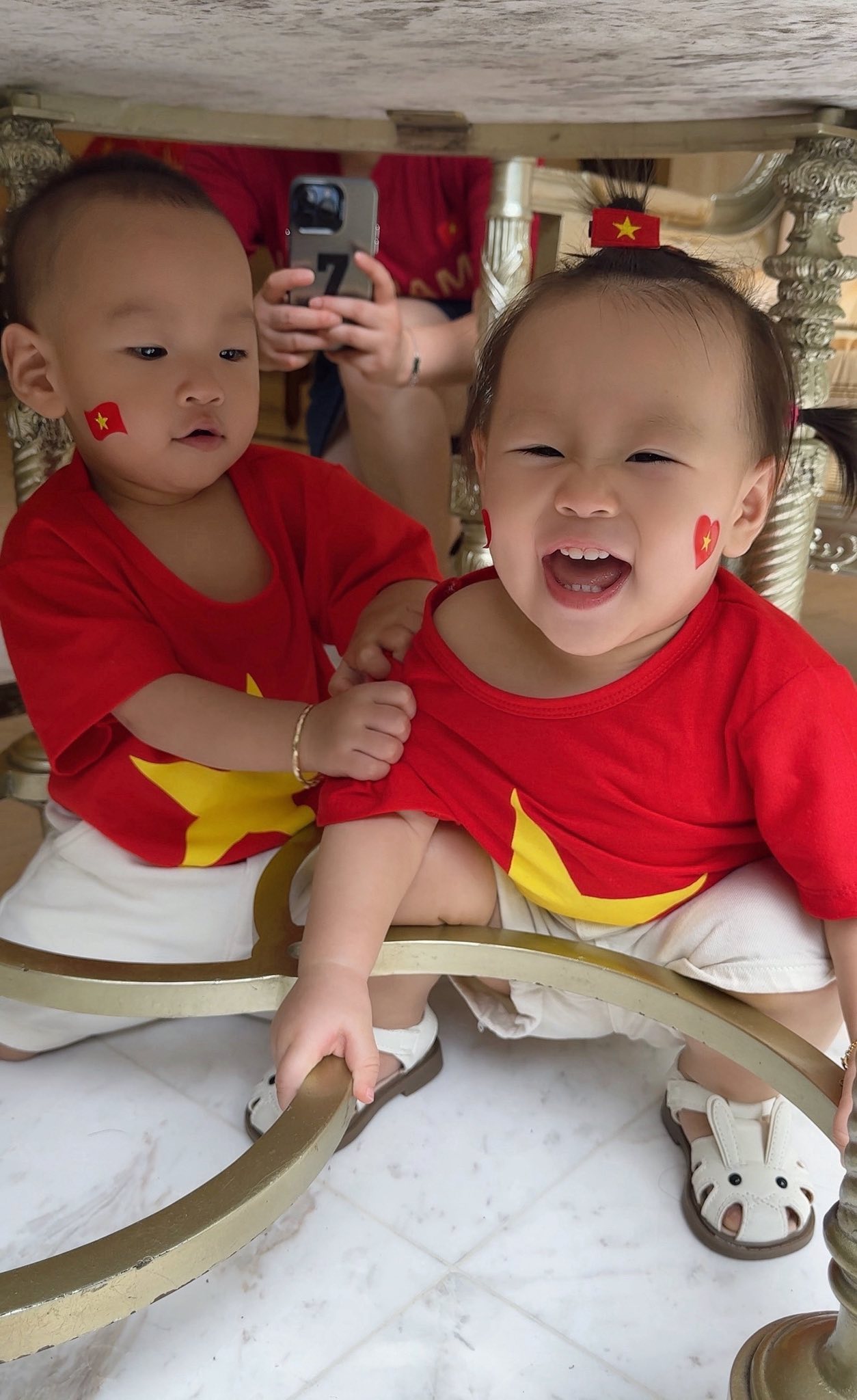 "Khối tí hon yêu nước" nhà Phương Oanh - shark Bình trong sắc đỏ sao vàng: Nghịch ngợm mà đáng yêu vô cùng 54062197424766681429632910848553048743140127n 1756816171941 17568161739821854327694