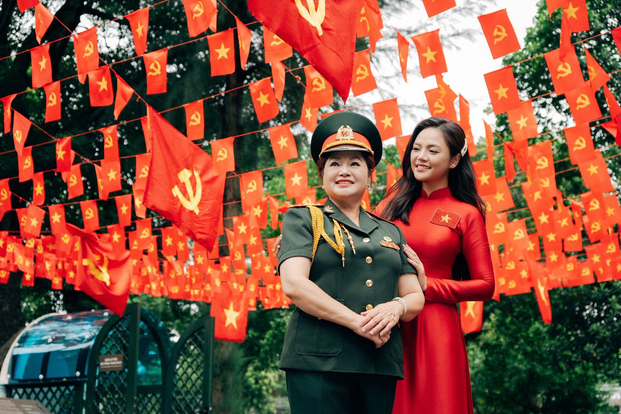 Nữ diễn viên có mẹ là Thượng tá quân đội, vinh dự cầm biển của khối Văn hoá - Thể thao diễu hành A80- Ảnh 7.