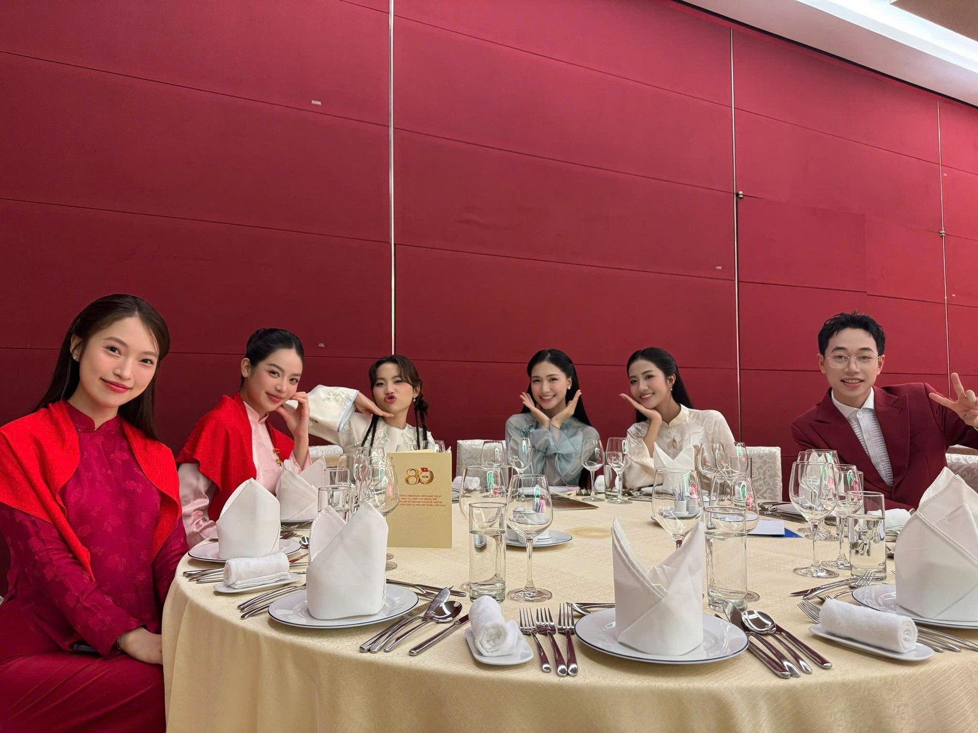 Hoa hậu Thanh Thủy - Phương Mỹ Chi và dàn sao dự tiệc chiêu đãi trọng thể kỷ niệm 80 năm Quốc khánh 2/9- Ảnh 1.