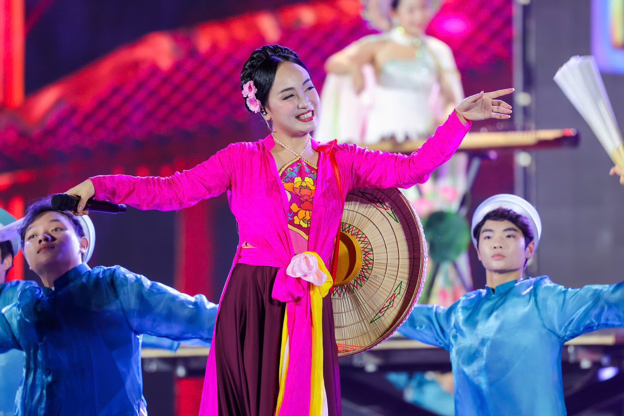 Nữ NSND vừa lên chức giám đốc nhà hát: Mỹ nhân tài sắc vẹn toàn, chồng cũng là lãnh đạo, rất nổi tiếng- Ảnh 2. Nữ NSND vừa lên chức giám đốc nhà hát: Mỹ nhân tài sắc vẹn toàn, chồng cũng là lãnh đạo, rất nổi tiếng- Ảnh 2.