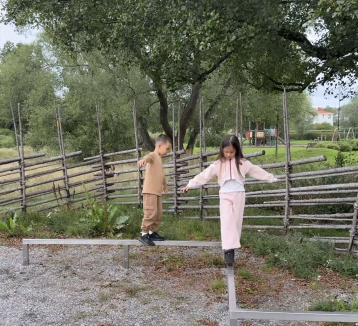 Hồ Ngọc Hà lại có cách rèn con cực hay, tận dụng ngay 1 vật dụng ở vườn: Bảo sao Lisa, Leon đều giỏi giang, ngoan ngoãn thế!- Ảnh 1. Hồ Ngọc Hà lại có cách rèn con cực hay, tận dụng ngay 1 vật dụng ở vườn: Bảo sao Lisa, Leon đều giỏi giang, ngoan ngoãn thế!- Ảnh 1.