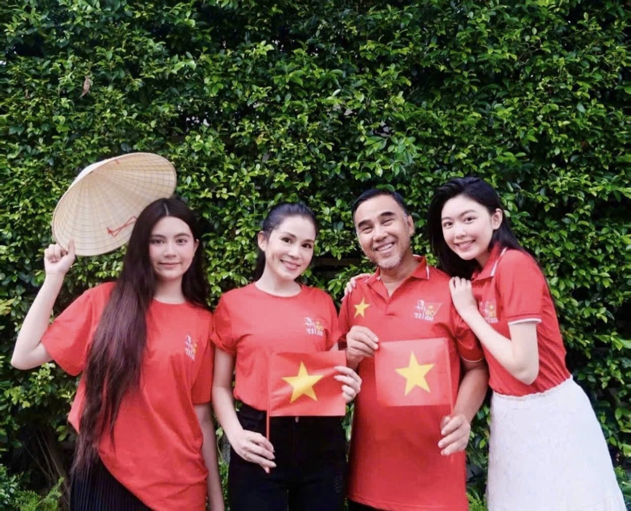 Sao Việt đồng loạt khoe sắc mừng ngày Tết Độc Lập, nhìn những khung hình đầy tự hào mới thấy: Hòa bình đẹp lắm- Ảnh 19. Sao Việt đồng loạt khoe sắc mừng ngày Tết Độc Lập, nhìn những khung hình đầy tự hào mới thấy: Hòa bình đẹp lắm- Ảnh 19.