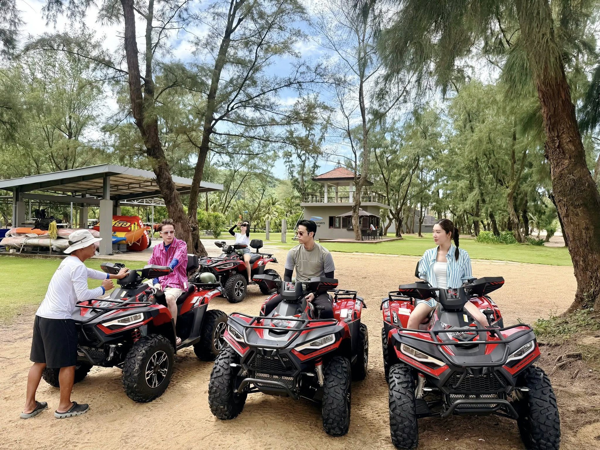 Sao nam Vbiz lặng lẽ tách khỏi hội bạn thân, tất cả là vì né mặt bạn gái cũ?- Ảnh 2.