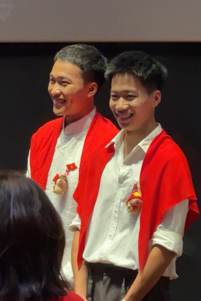 Cặp đôi gây bất ngờ nhất Mưa Đỏ: Ban đầu ghét nhau không buồn nói, giờ bám dính 24/7- Ảnh 4. Cặp đôi gây bất ngờ nhất Mưa Đỏ: Ban đầu ghét nhau không buồn nói, giờ bám dính 24/7- Ảnh 4.