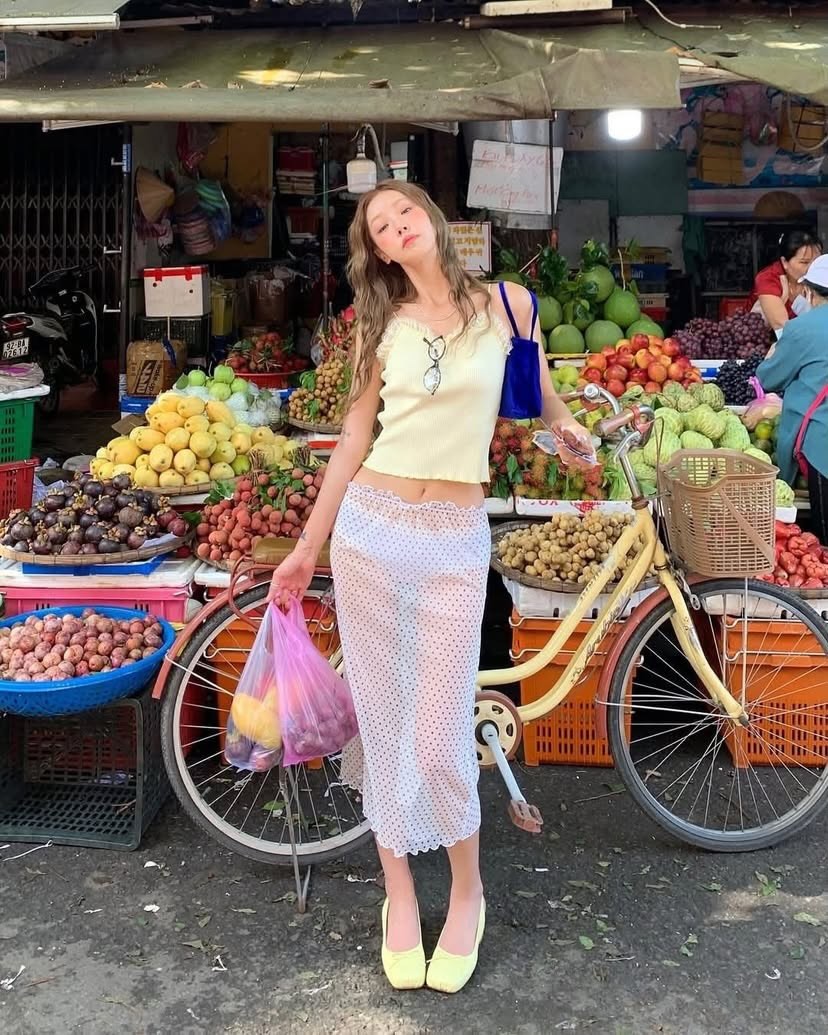 Phản cảm gái xinh diện thời trang xuyên thấu, người qua đường ngại đỏ mặt, Phản cảm gái xinh diện thời trang xuyên thấu, người qua đường ngại đỏ mặt,