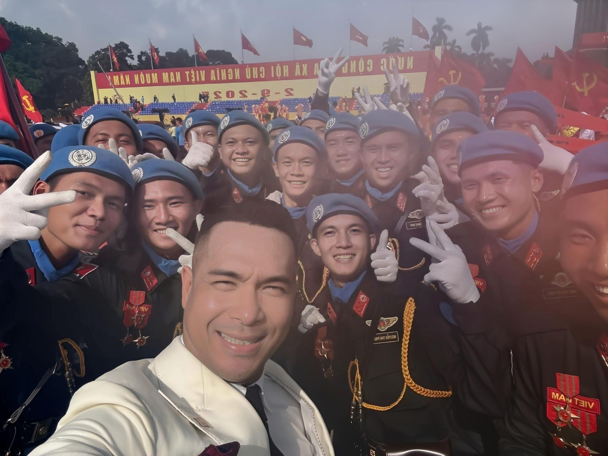 Nam diễn viên Vbiz bất ngờ hot khắp nơi với bộ ảnh diễu hành 2/9 Nam diễn viên Vbiz bất ngờ hot khắp nơi với bộ ảnh diễu hành 2/9