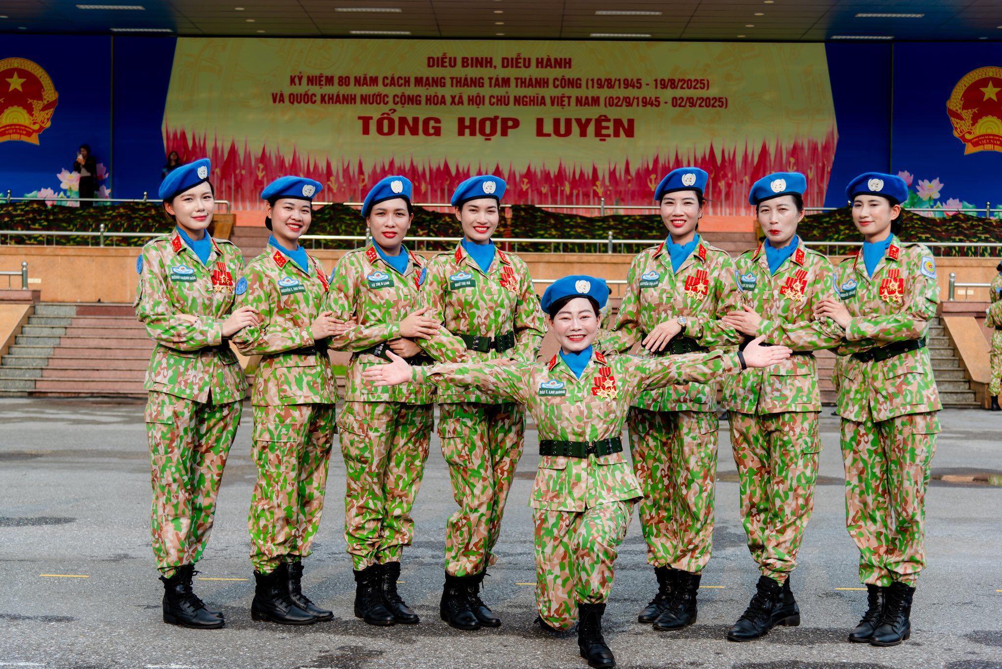 Chị Lan Hương (ngồi), hiện công tác tại Bộ Tư lệnh Thủ đô Hà Nội.