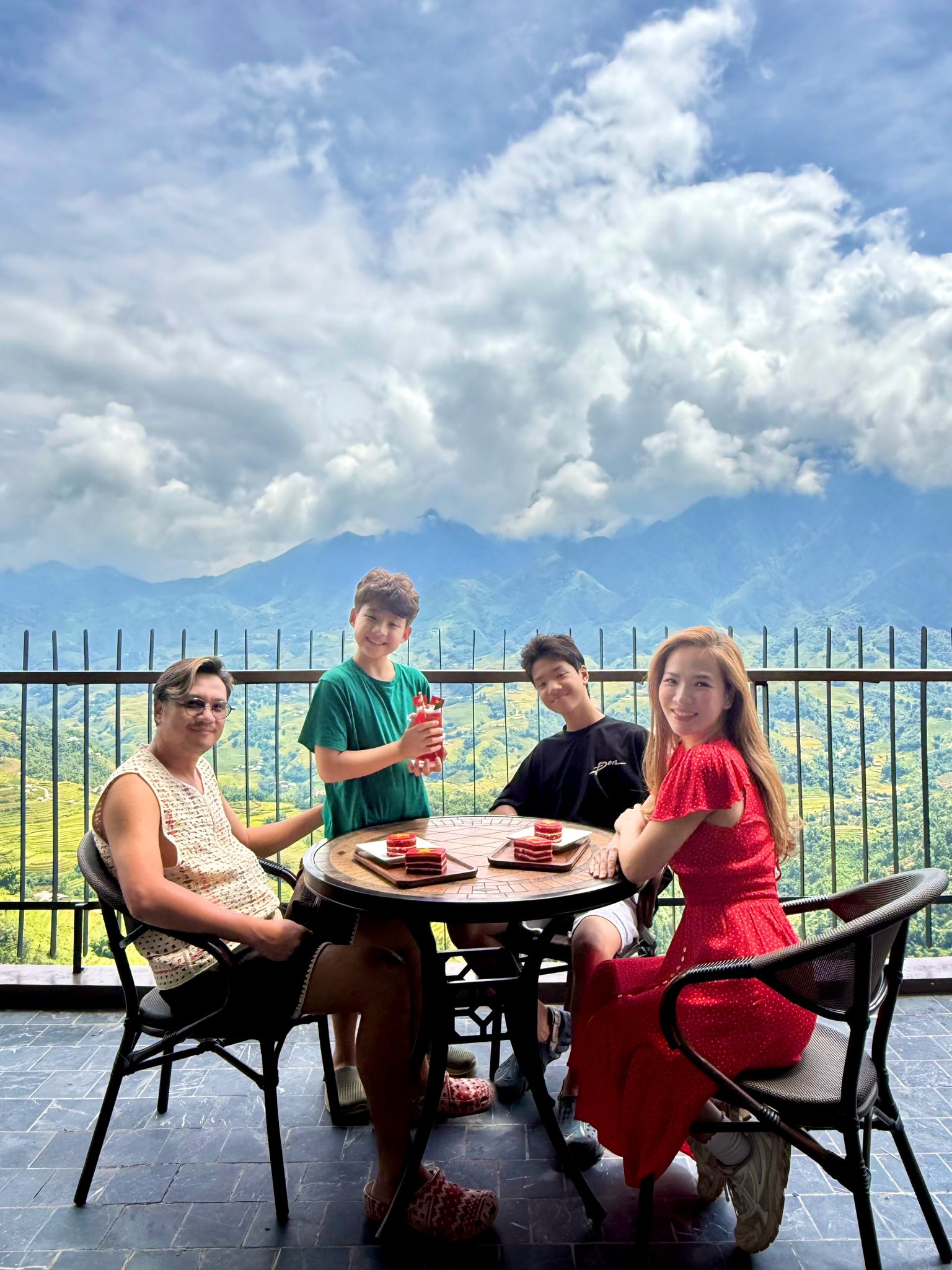 Đạo diễn vừa nghỉ việc VTV có vợ là