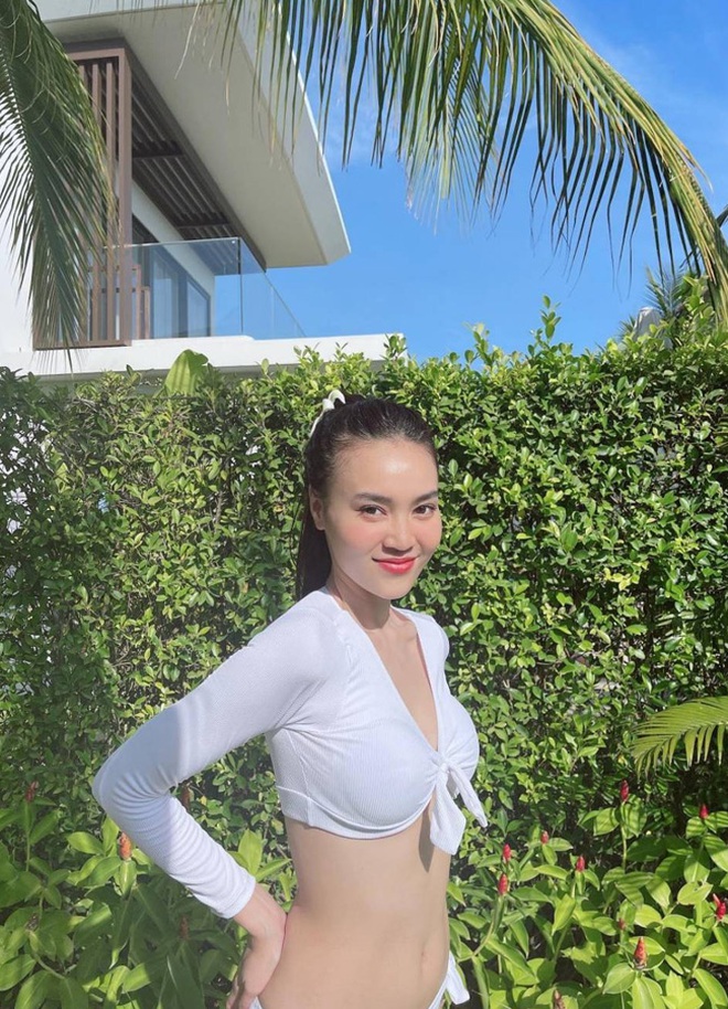 Lan Ngọc mặc bikini hở bạo khoe 3 vòng