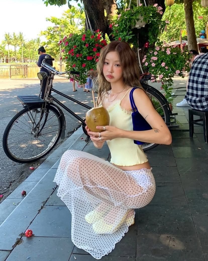 Phản cảm gái xinh diện thời trang xuyên thấu, người qua đường ngại đỏ mặt, Phản cảm gái xinh diện thời trang xuyên thấu, người qua đường ngại đỏ mặt,