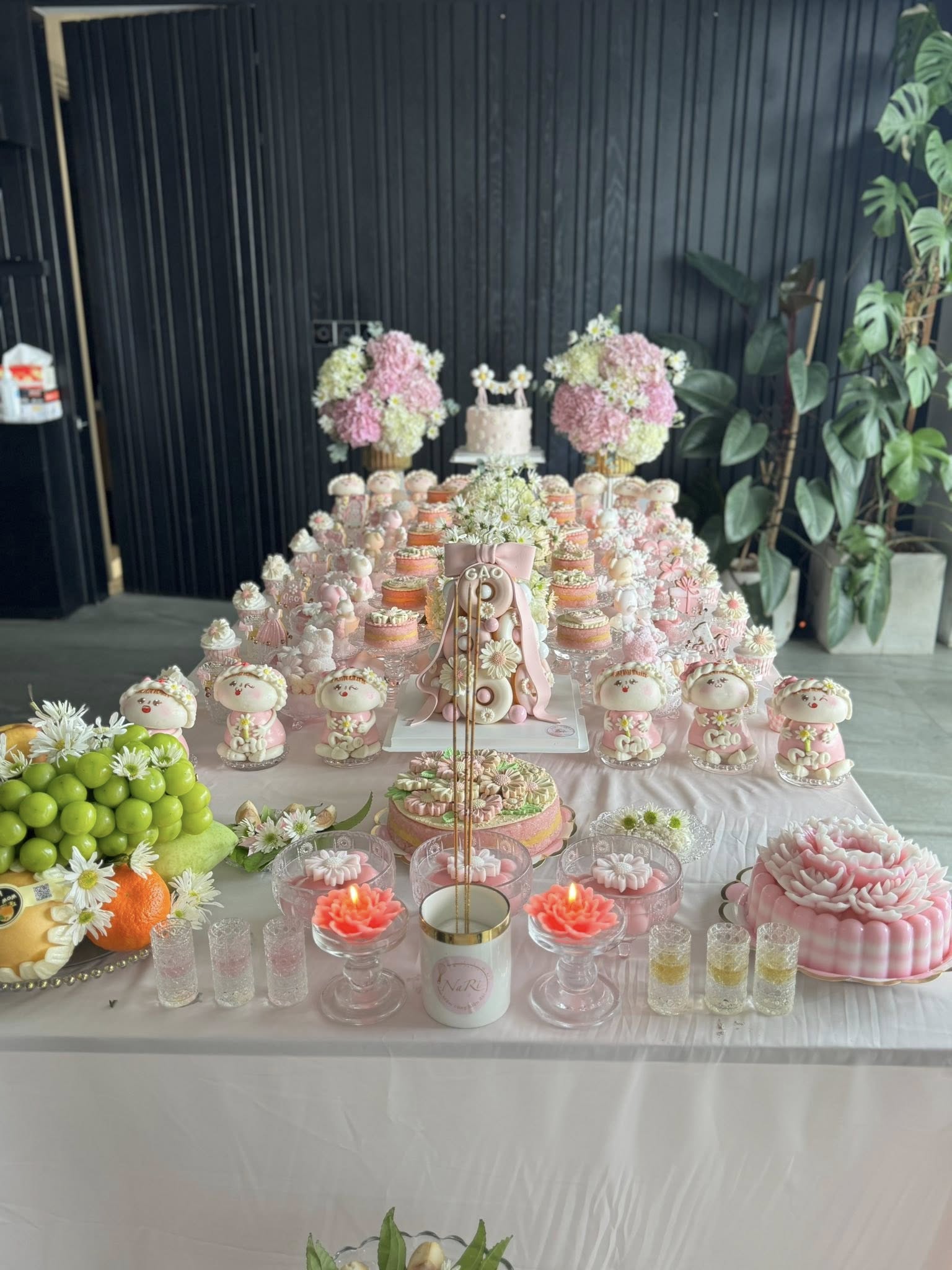 Lễ đầy tháng ái nữ nhà Ngô Thanh Vân – Huy Trần: Không gian phủ đầy hồng ngọt ngào, đúng chuẩn Lễ đầy tháng ái nữ nhà Ngô Thanh Vân – Huy Trần: Không gian phủ đầy hồng ngọt ngào, đúng chuẩn