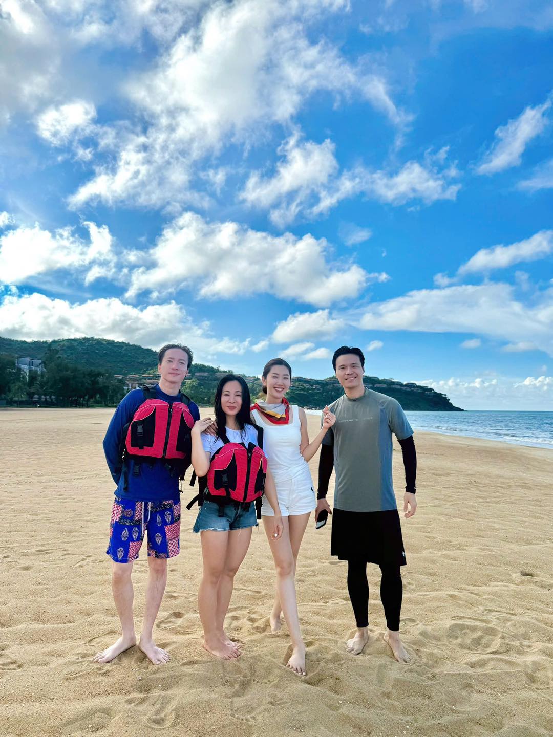 Hội bạn thân đồng loạt an ủi Thúy Ngân vì chia tay với