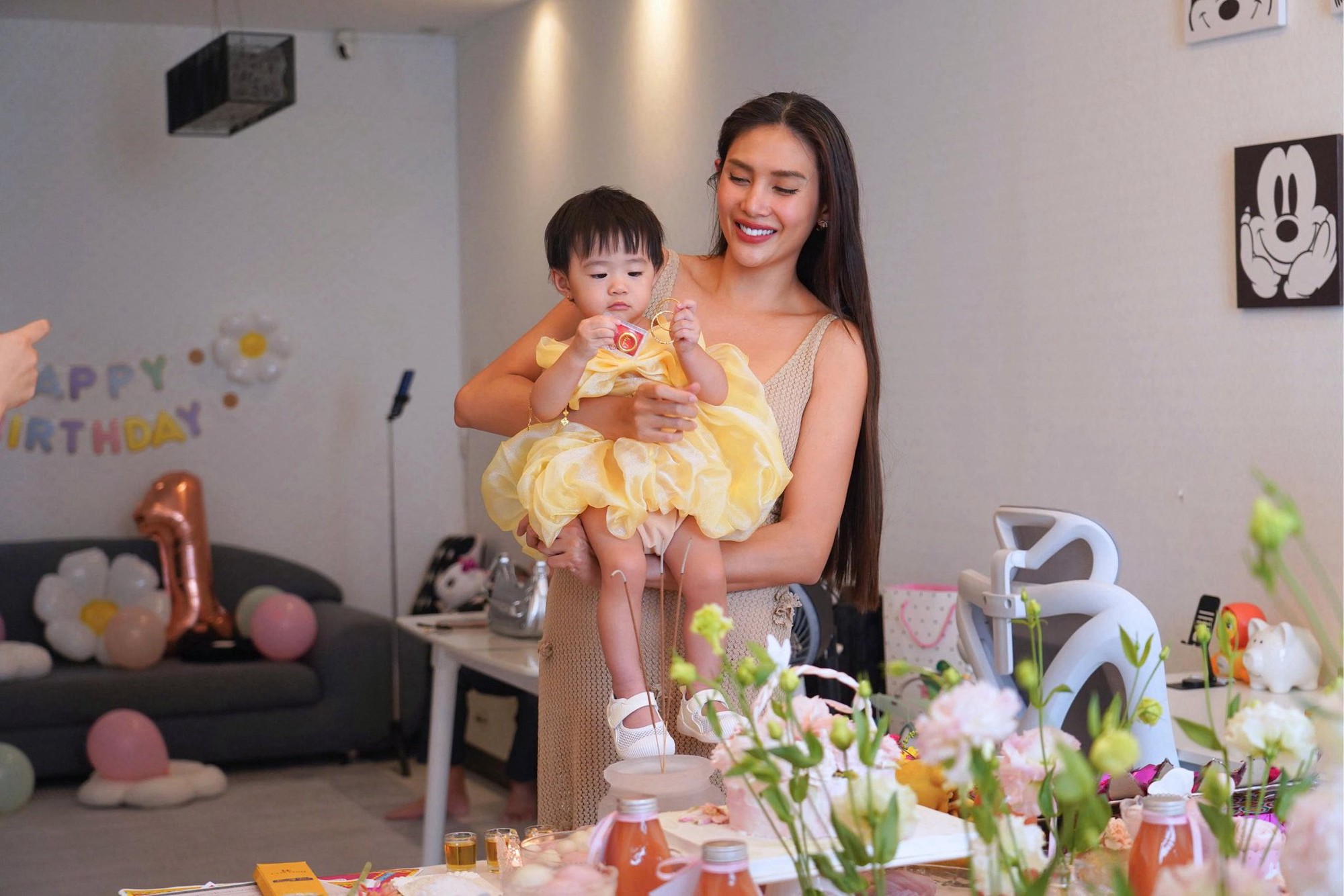 Tiệc thôi nôi cực xinh xẻo và ấm cúng nhưng không kém phần sang chảnh của em bé Nubi nhà siêu mẫu Võ Hoàng Yến- Ảnh 4.