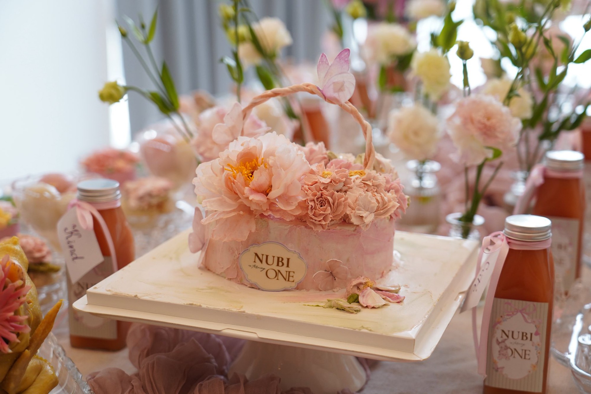 Tiệc thôi nôi cực xinh xẻo và ấm cúng nhưng không kém phần sang chảnh của em bé Nubi nhà siêu mẫu Võ Hoàng Yến- Ảnh 5.