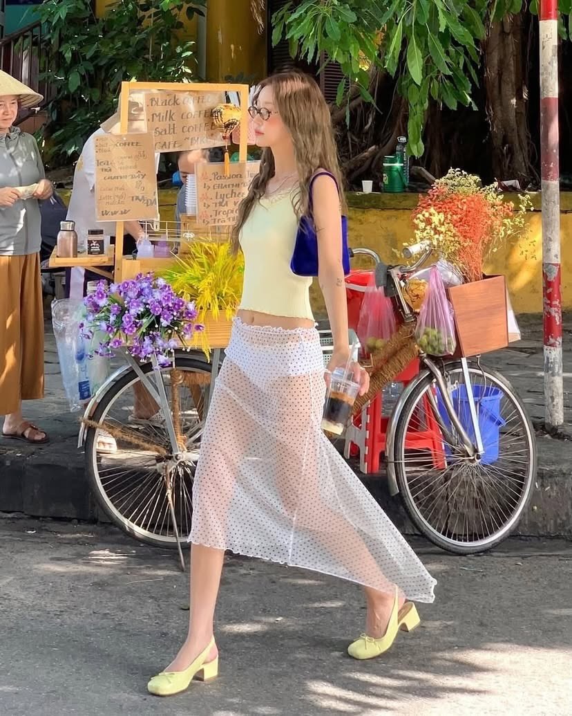 Phản cảm gái xinh diện thời trang xuyên thấu, người qua đường ngại đỏ mặt, Phản cảm gái xinh diện thời trang xuyên thấu, người qua đường ngại đỏ mặt,