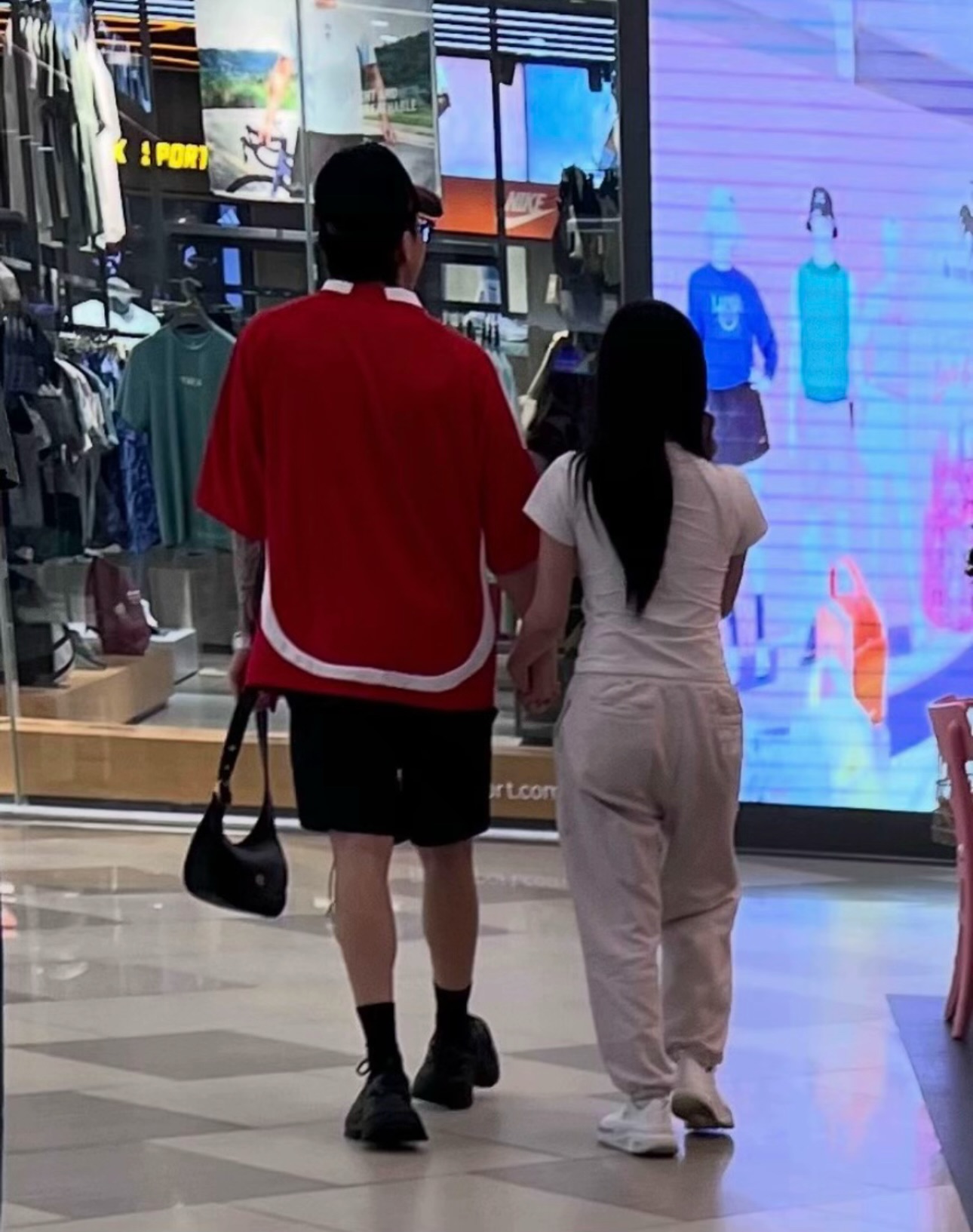 "Tóm dính" 1 Em Xinh cặp kè với tình trẻ kém 4 tuổi giữa trung tâm thương mại 544073103178924186683362925757715545852364399n 17574741090431941735293 1757477030066 17574770315601844951851