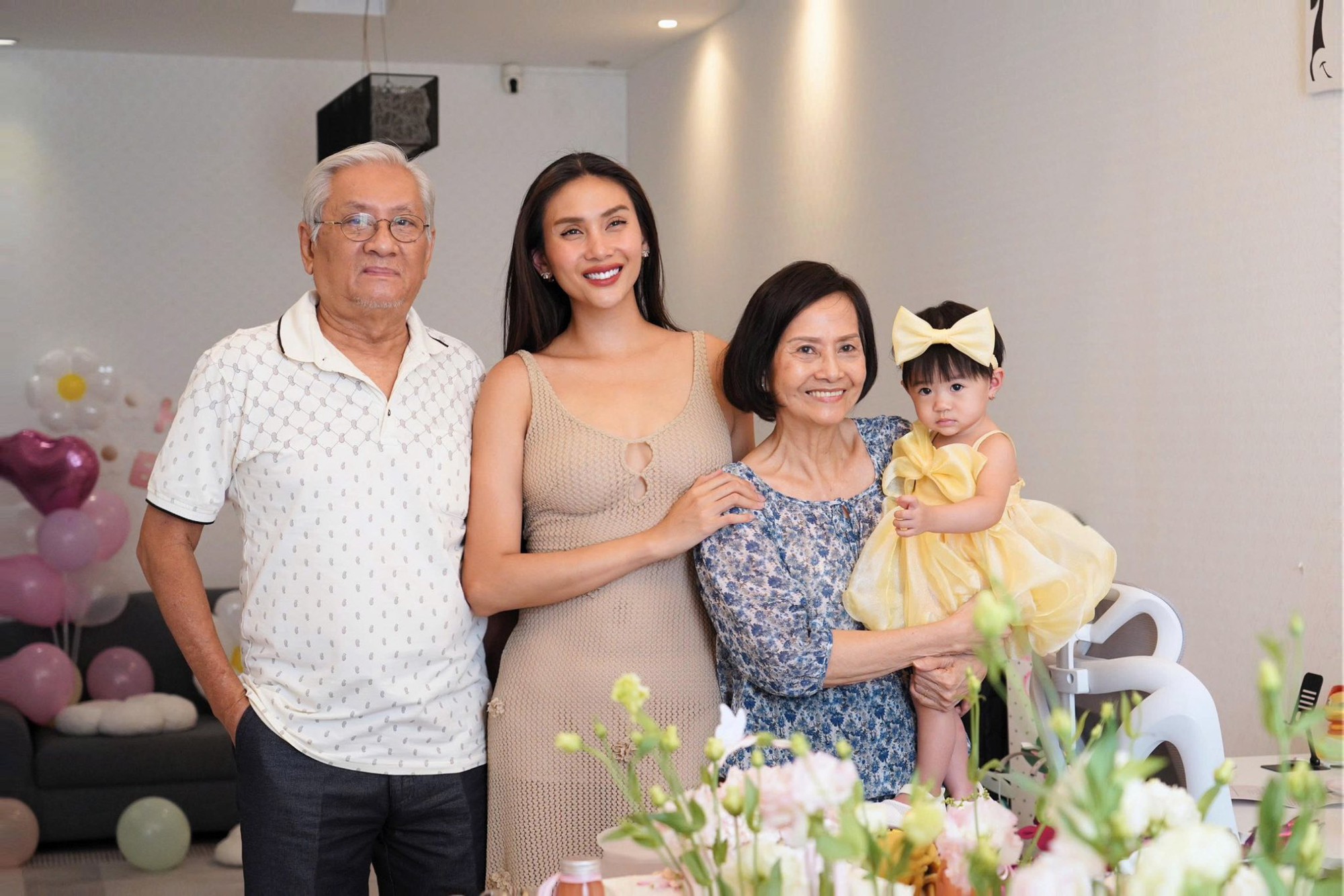 Tiệc thôi nôi cực xinh xẻo và ấm cúng nhưng không kém phần sang chảnh của em bé Nubi nhà siêu mẫu Võ Hoàng Yến- Ảnh 12.