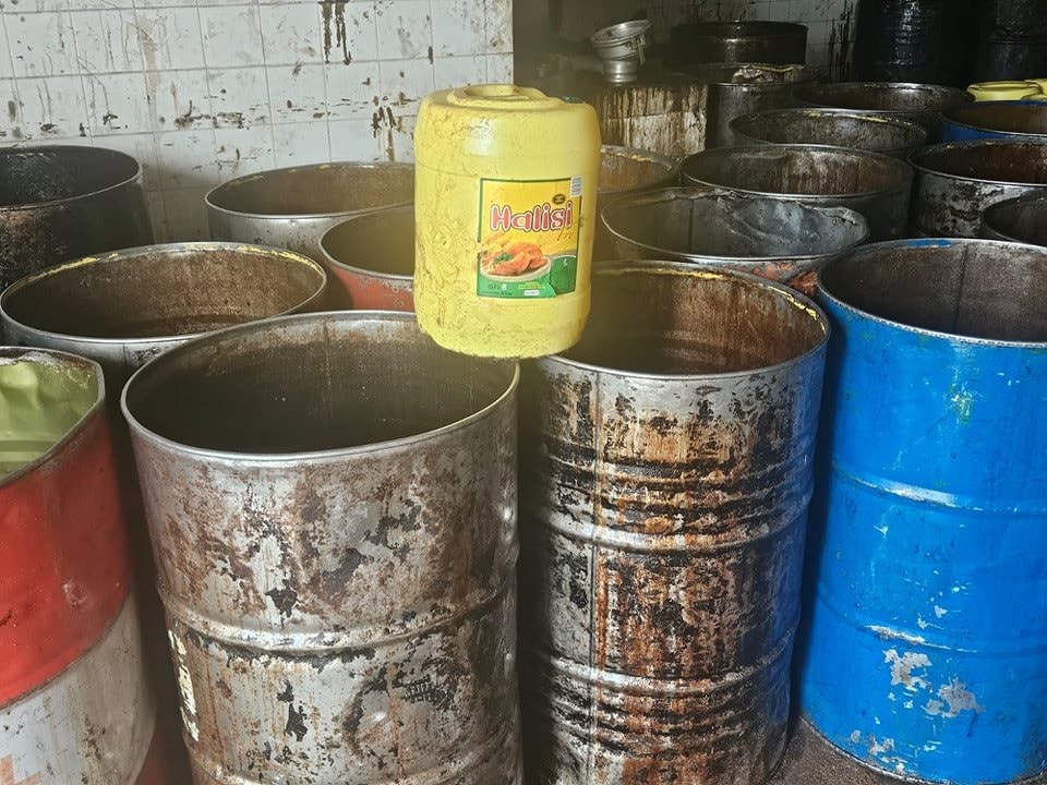 Đột kích một cơ sở, công an triệt phá đường dây sản xuất dầu ăn giả hết hạn, tịch thu nhiều can 20 lít, thùng phuy và bao bì đóng gói tại Kenya- Ảnh 1. Đột kích một cơ sở, công an triệt phá đường dây sản xuất dầu ăn giả hết hạn, tịch thu nhiều can 20 lít, thùng phuy và bao bì đóng gói tại Kenya- Ảnh 1.