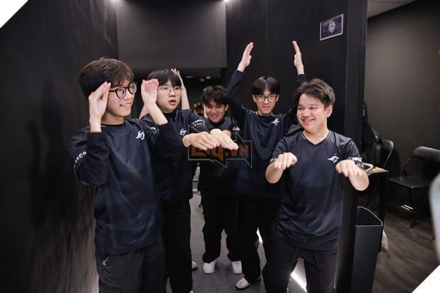 Nhin Lai LCP 2025 Giai doan Giua mua Tuan 5: Khi Doi Canh Vang Den Guc Nga 3 Nhìn Lại LCP 2025 Giai đoạn Giữa mùa Tuần 5: Khi Đôi Cánh Vàng Đen Gục Ngã 3