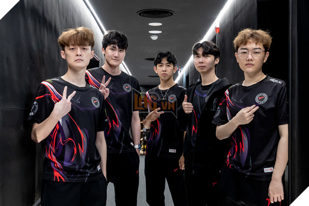 Nhin Lai LCP 2025 Giai doan Giua mua Tuan 5: Khi Doi Canh Vang Den Guc Nga 5 Nhìn Lại LCP 2025 Giai đoạn Giữa mùa Tuần 5: Khi Đôi Cánh Vàng Đen Gục Ngã 5