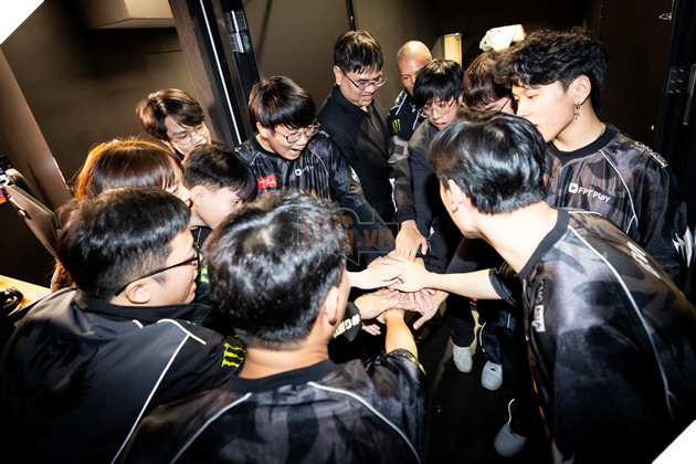 Nhin Lai LCP 2025 Giai doan Giua mua Tuan 5: Khi Doi Canh Vang Den Guc Nga 4 Nhìn Lại LCP 2025 Giai đoạn Giữa mùa Tuần 5: Khi Đôi Cánh Vàng Đen Gục Ngã 4