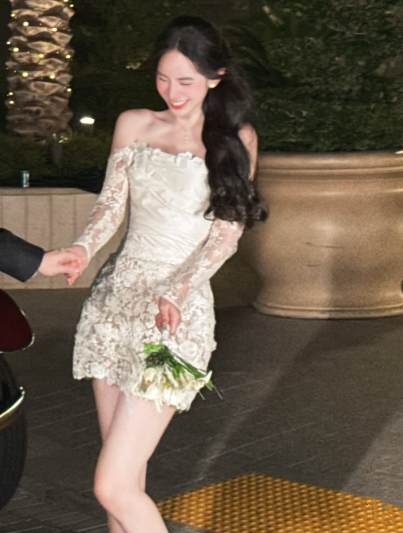 Mỹ nhân Vbiz chụp ảnh cưới với chồng gia thế khủng, netizen xem xong thắc mắc 1 chuyện!- Ảnh 3.