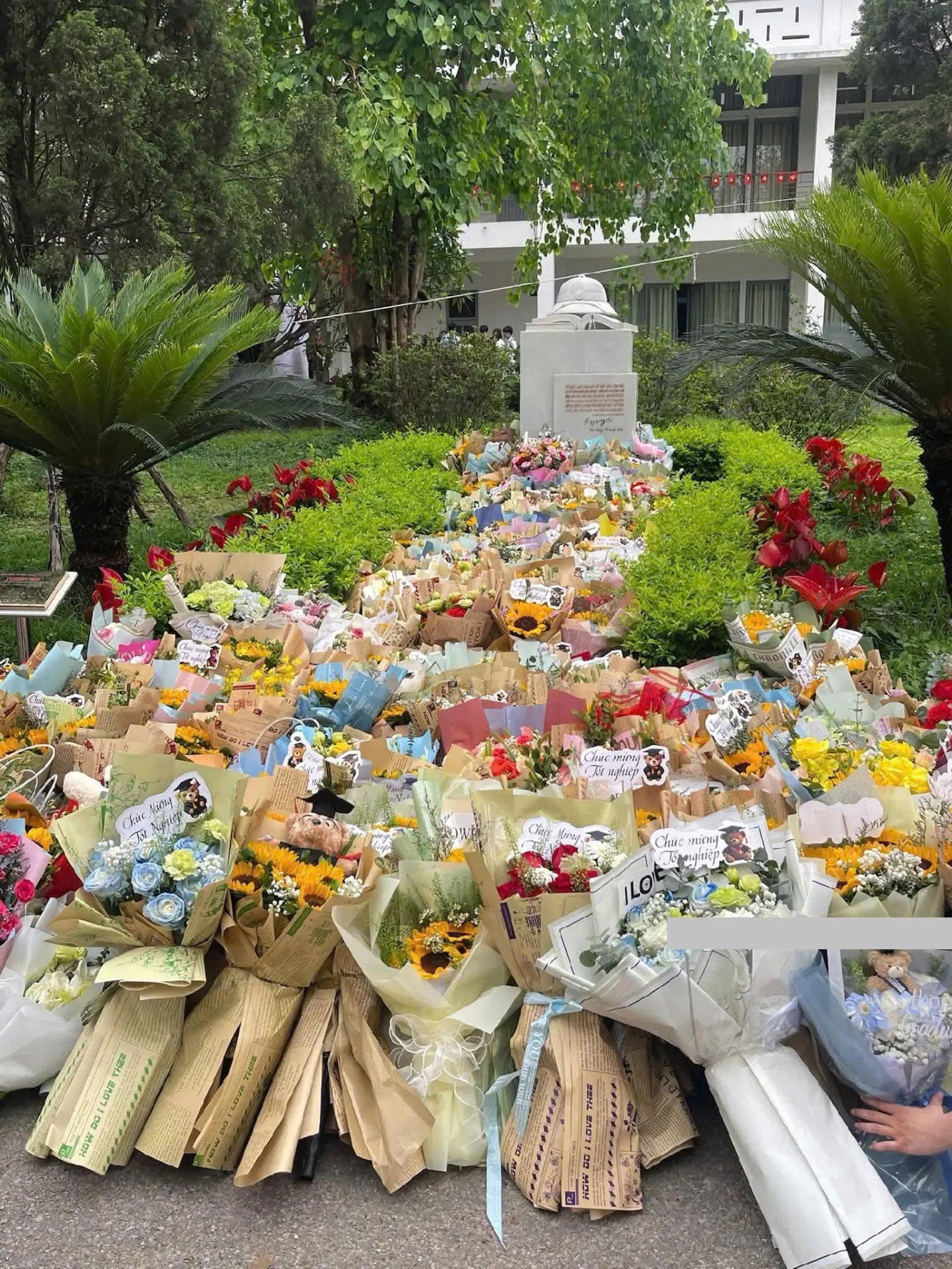 Mỗi năm, các lứa sinh viên tốt nghiệp đều đặt hoa tưởng niệm tại tượng đài