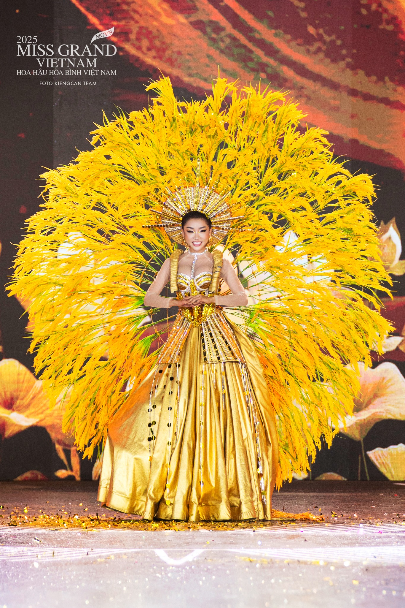 Miss Grand Vietnam gây tranh cãi vì mang bàn thờ gia tiên lên sân khấu, Tiểu Vy cũng dính