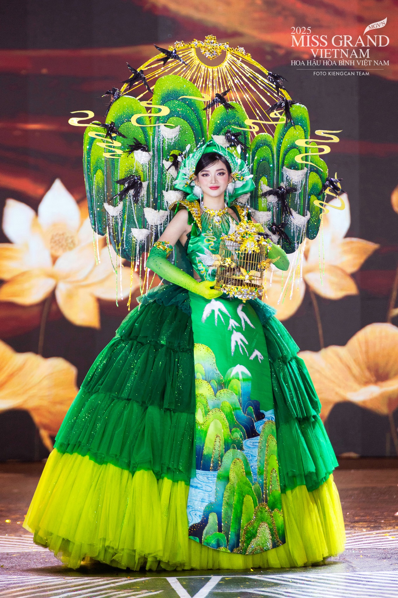 Miss Grand Vietnam gây tranh cãi vì mang bàn thờ gia tiên lên sân khấu, Tiểu Vy cũng dính
