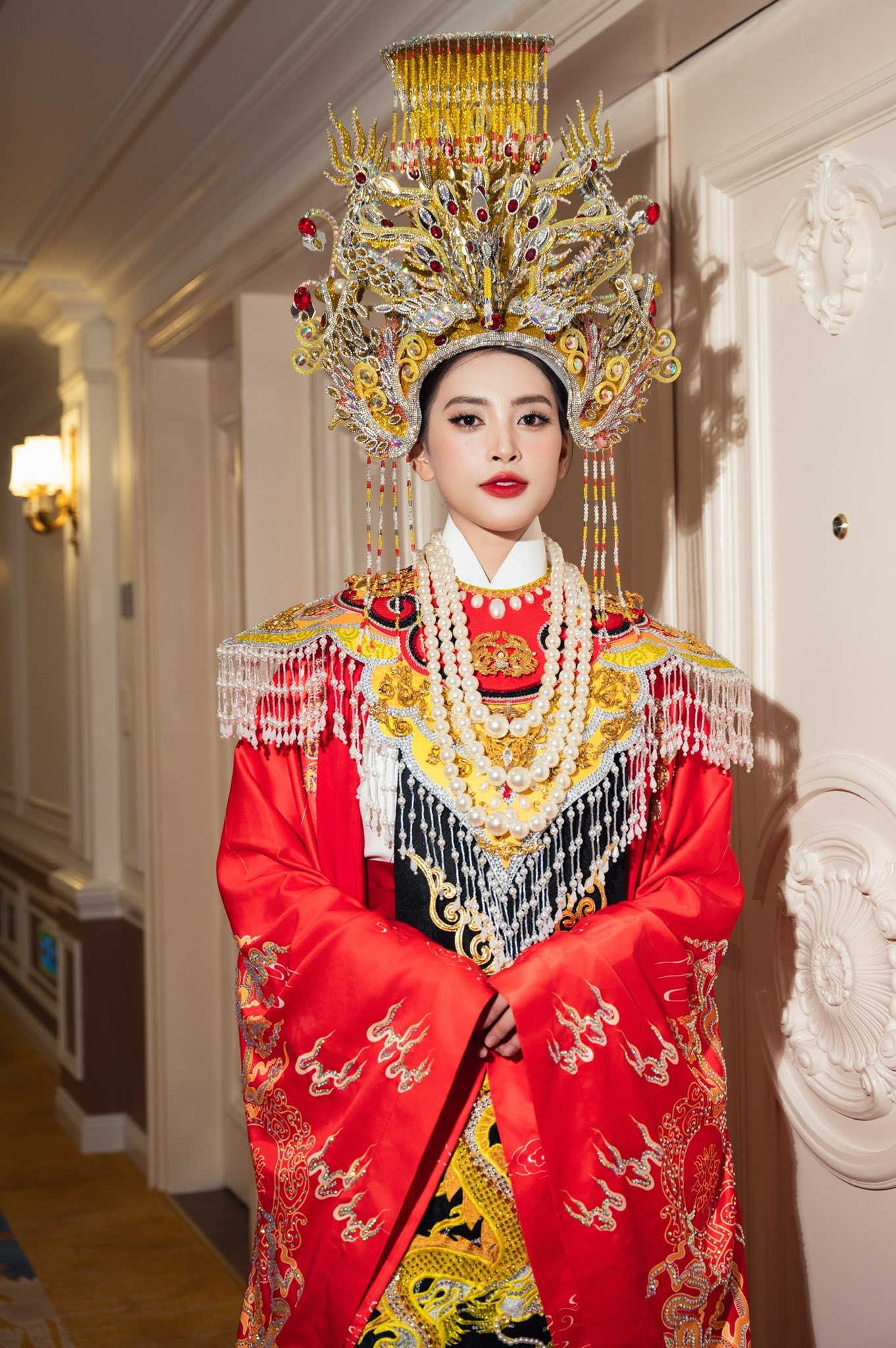 Miss Grand Vietnam gây tranh cãi vì mang bàn thờ gia tiên lên sân khấu, Tiểu Vy cũng dính