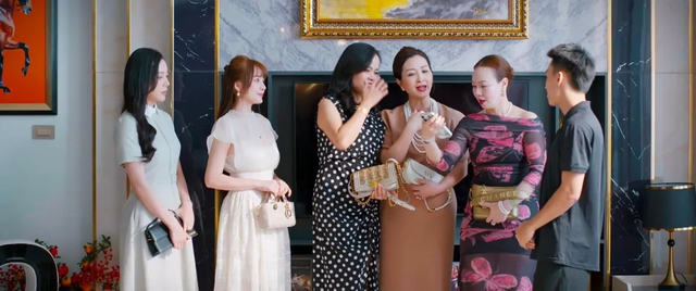 Không chỉ dàn túi xách, đây mới là chi tiết khiến hội phú bà trong Gió Ngang Khoảng Trời Xanh bị chê kém sang hơn hẳn bản gốc- Ảnh 3.