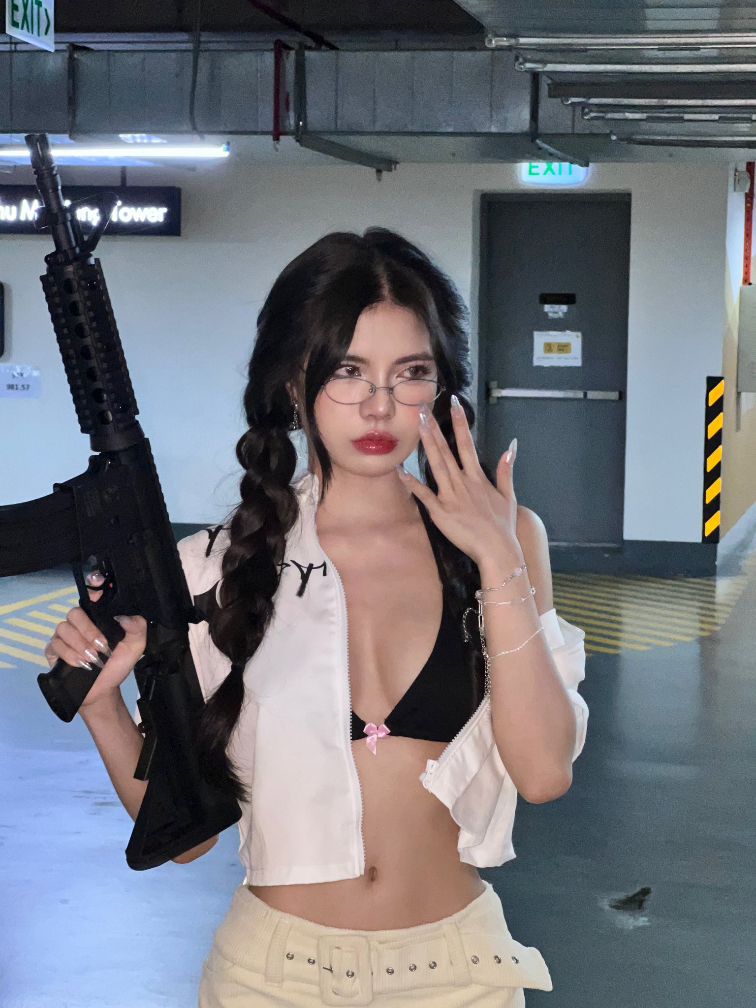 Mai Dora nháy mắt nũng nịu, khoảnh khắc