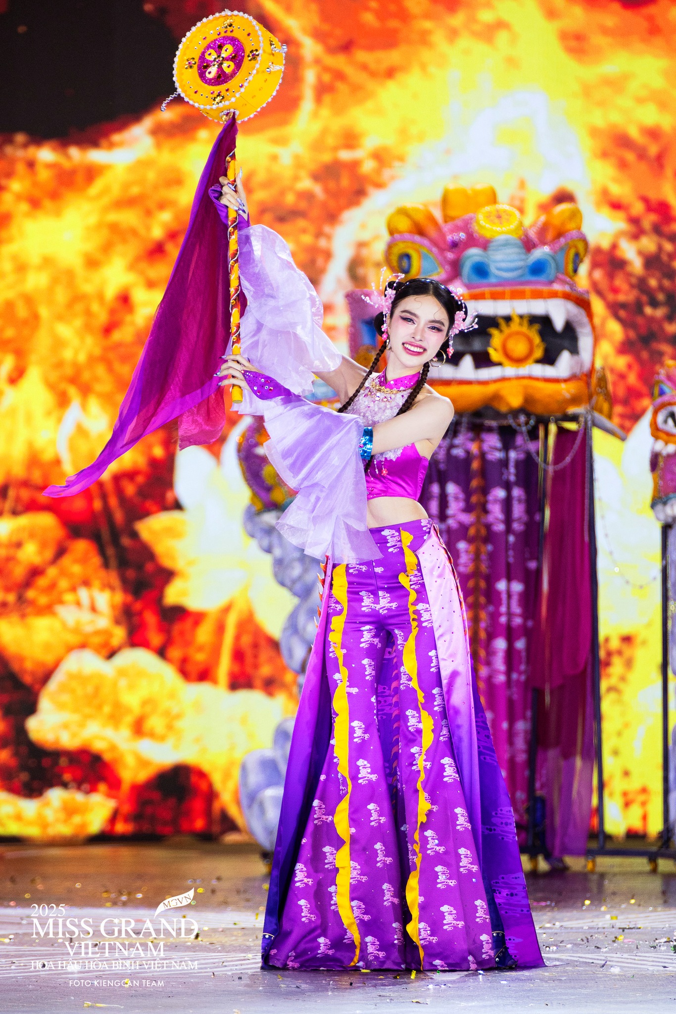 Miss Grand Vietnam gây tranh cãi vì mang bàn thờ gia tiên lên sân khấu, Tiểu Vy cũng dính