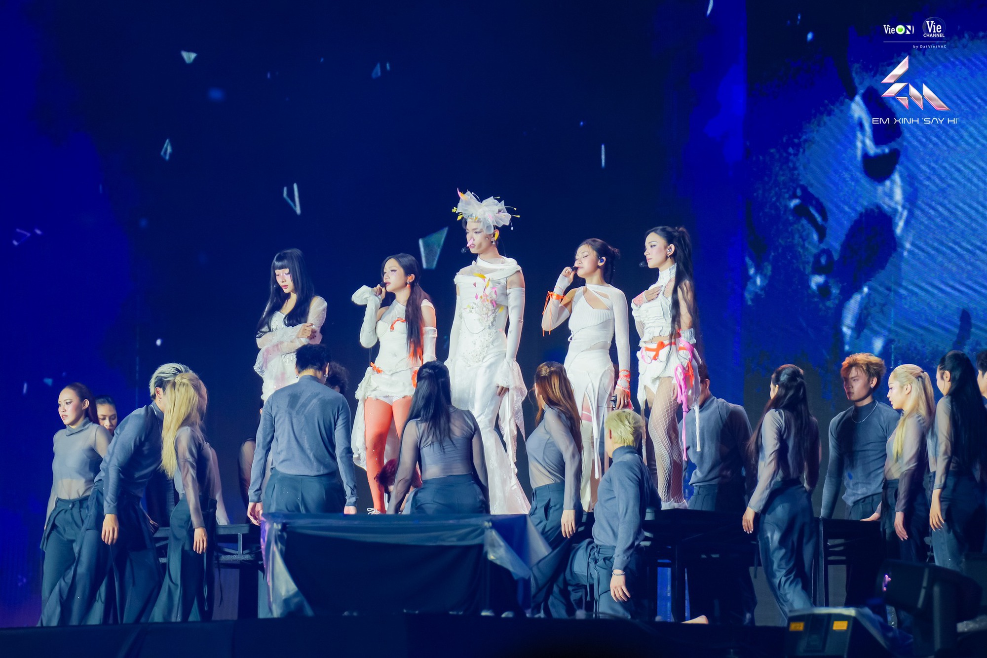 Châu Bùi và dàn Em Xinh