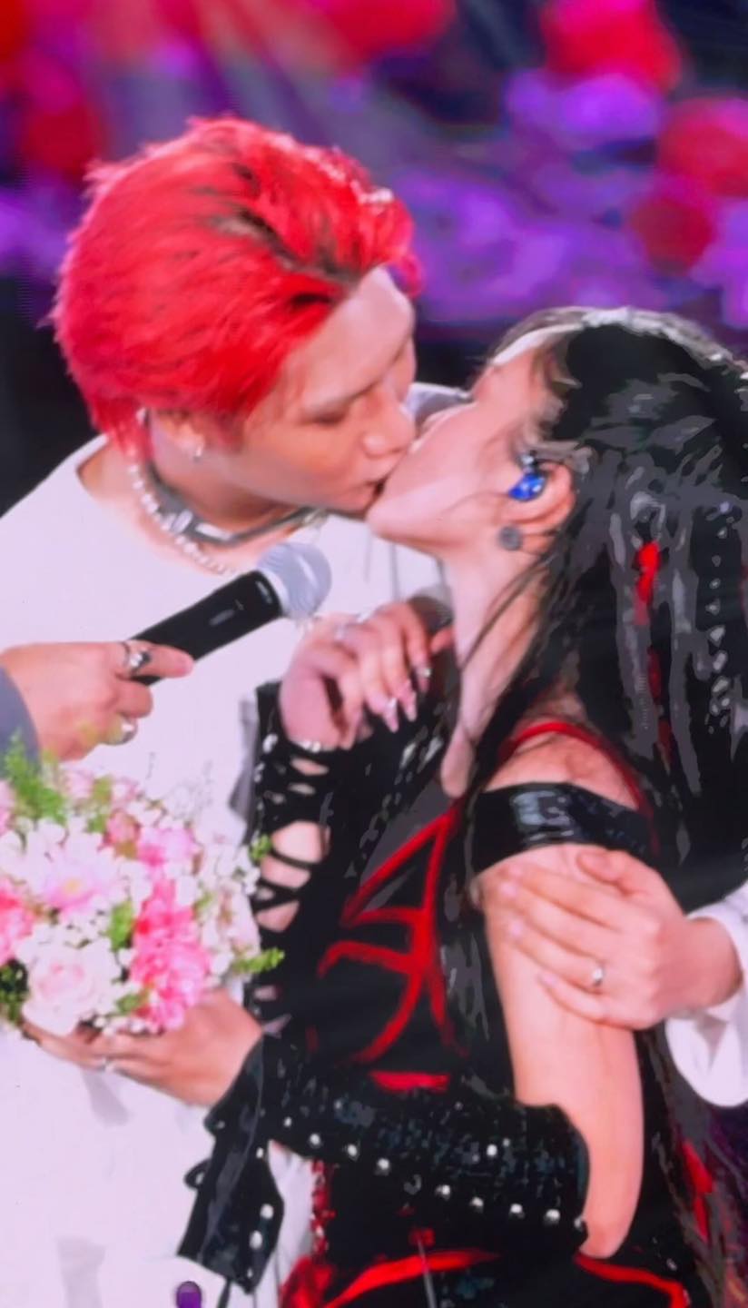 1 Em Xinh được chồng mới cưới hôn đắm đuối trên sân khấu concert, khiến Trấn Thành phải gọi gấp Hari Won- Ảnh 2.