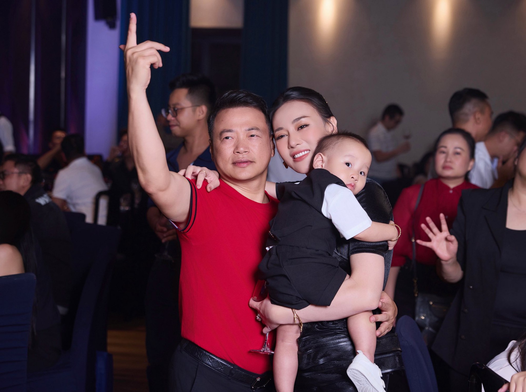 Phương Oanh tổ chức sinh nhật ấm áp tình thân cho Shark Bình, thái độ của 2 con riêng nói lên tất cả- Ảnh 4.