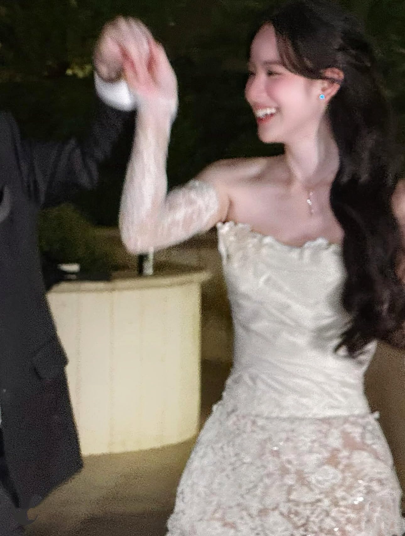 Mỹ nhân Vbiz chụp ảnh cưới với chồng gia thế khủng, netizen xem xong thắc mắc 1 chuyện!- Ảnh 1.